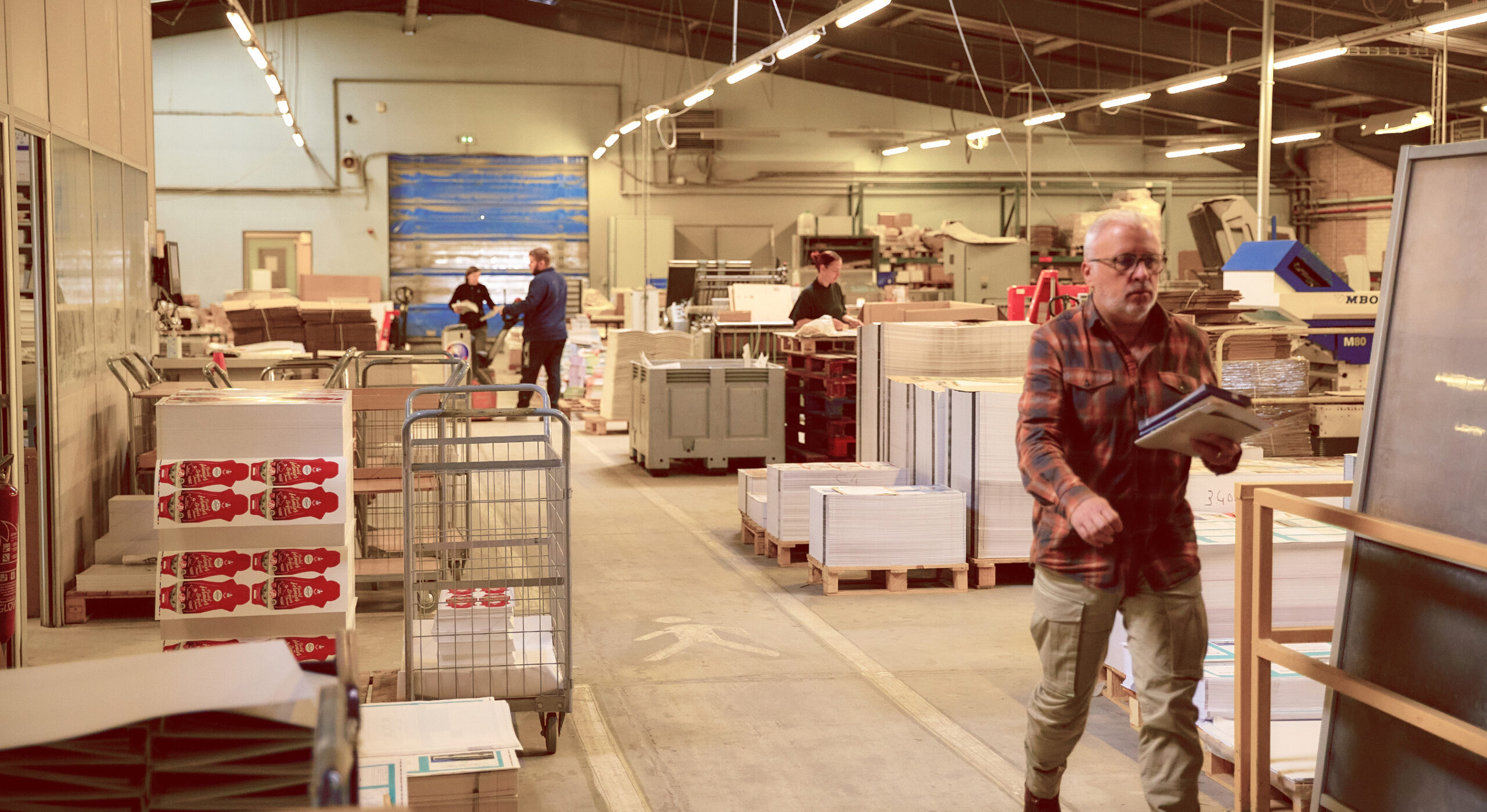 Vue sur l'atelier DBPrint France avec Fructuoso Nieto au premier plan